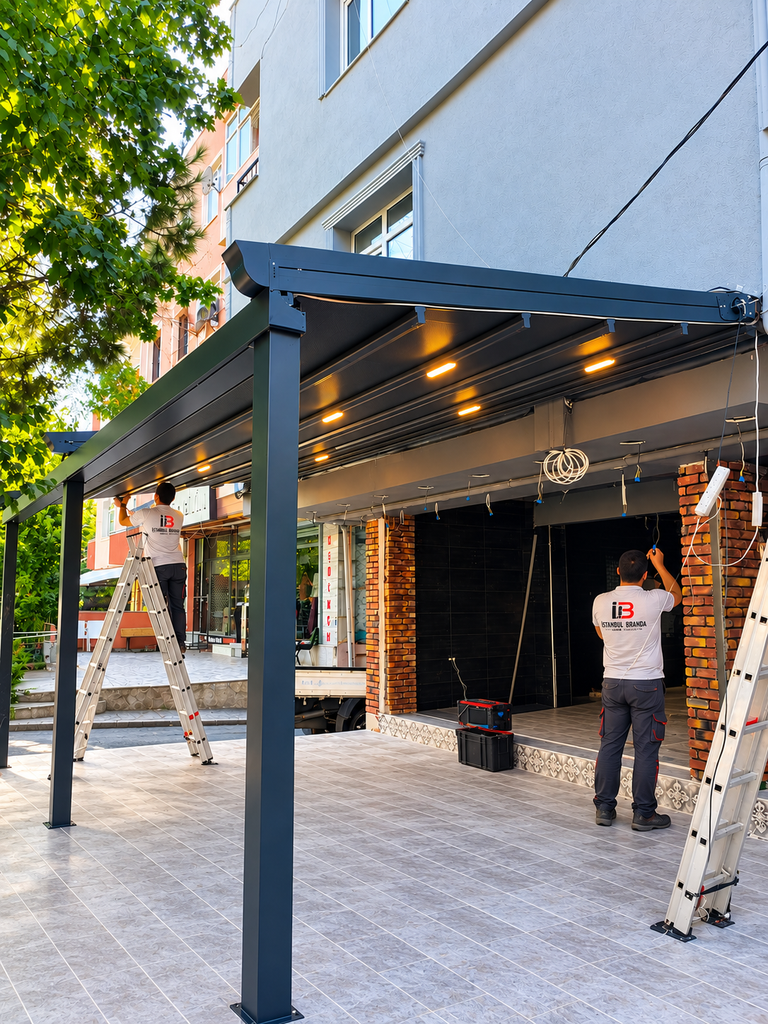 İstanbul'da pergola tente montajı yapan İstanbul Branda ekibi