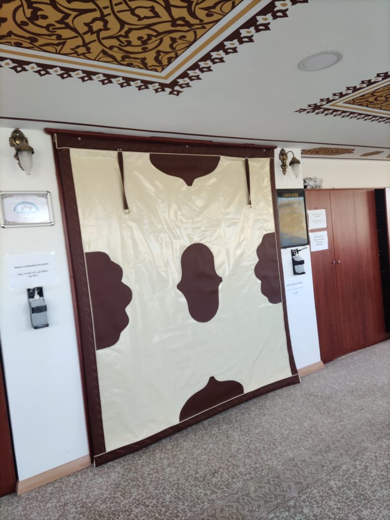 Cami kapı brandası krem ve kahverengi dekoratif desenli uygulama