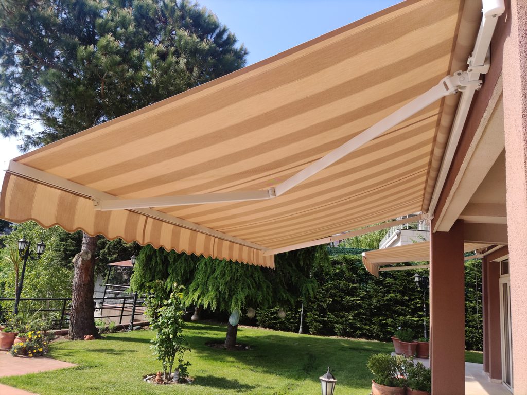 Mafsallı tente açılır kapanır kollu gölgelendirme sistemi