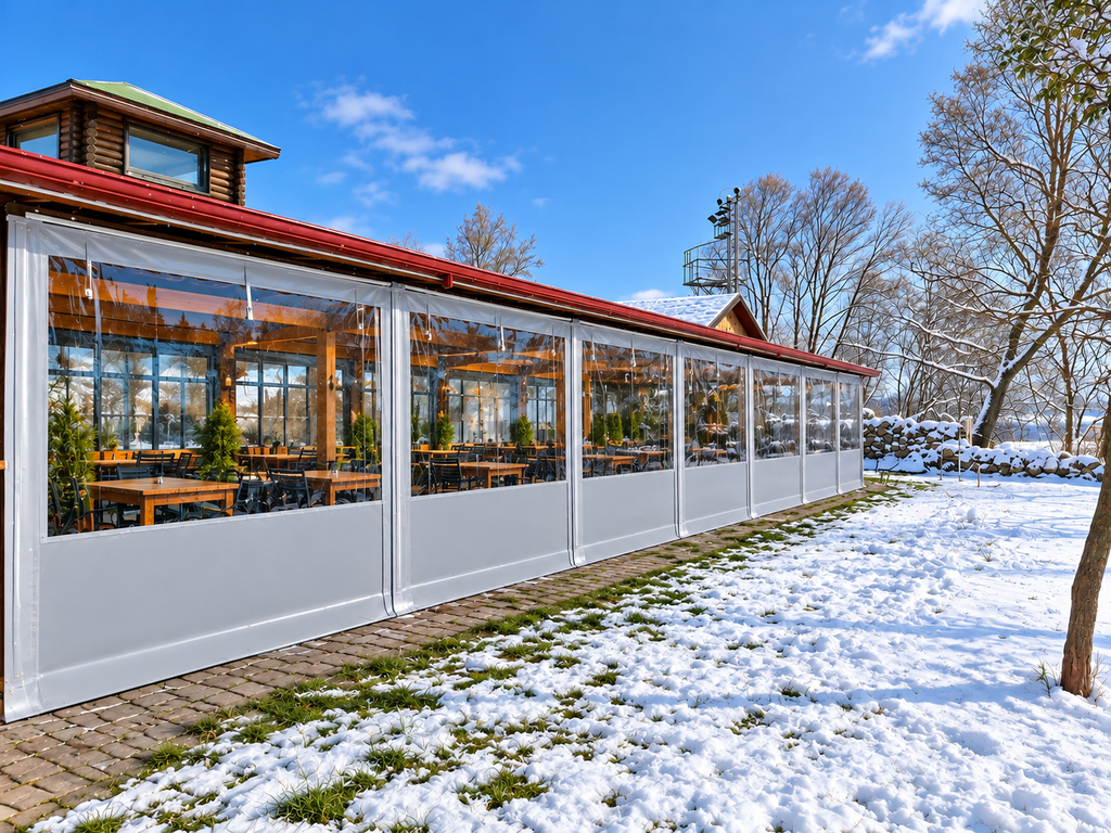 Şeffaf branda ile kapatılmış kafe ve restoran terası