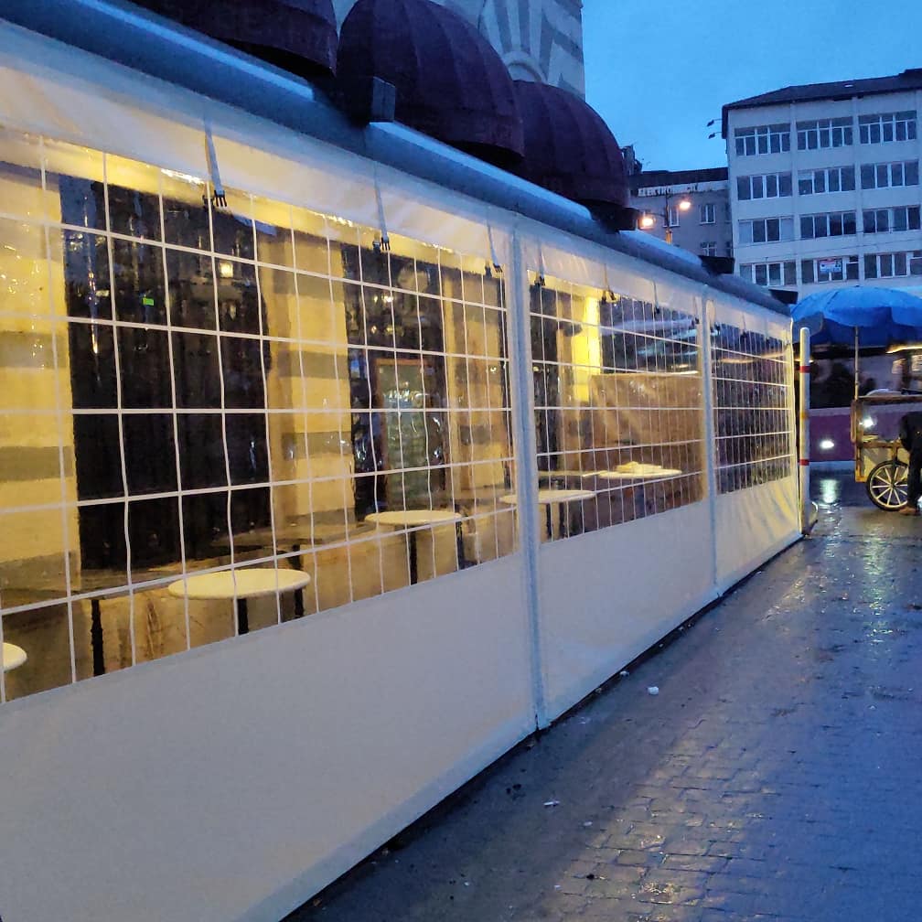 Pergola yan cephesinde şeffaf branda sistemi